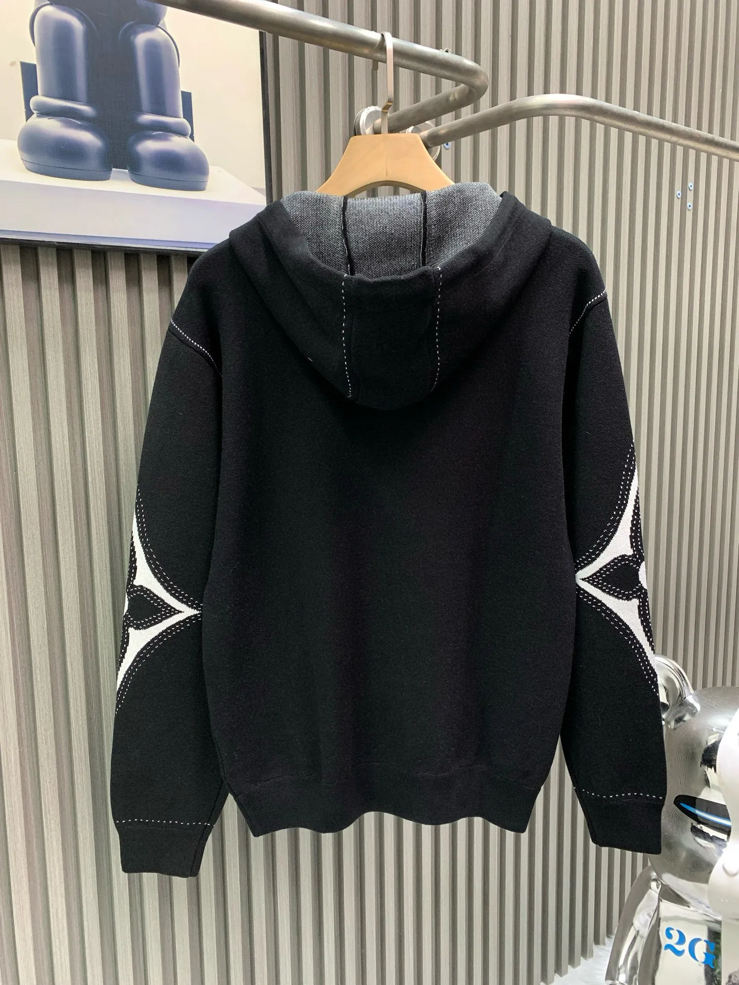 🅿️560 🀄️ Louis Vuitton Louis Vuitton lv intarsia pattern knitted zipper hoodie jacket. It is fashionable and practical and enhances the identity. The trend of low-key luxury, regardless of the occasion and age. Casual fashionable age-reducing artifact, fully showing the charm of fashion and luxury. Fiber cotton yarn texture, made of Stoll CNC fine knitting. It is delicate and soft and has good warmth. It is not tight at all when worn next to the body. Suitable to be worn alone or as an inner layer. The monogram intarsia flower pattern with needlework stitches exudes charming fashion charm. The black and white color matching reflects the perfect contrasting design. It is avant-garde and full of trendy beauty. The overall beauty is unquestionable. The inscribed zipper placket and dotted line design create an open-line look. The edges of the ribbed cuffs and hem are neat and detailed. Many details of the design will be visible at a glance. Can be worn with couples in the same style for both men and women.